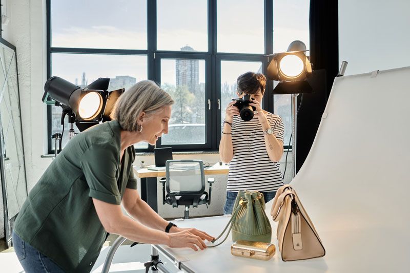 Fotograaf fotografeert producten in de studio