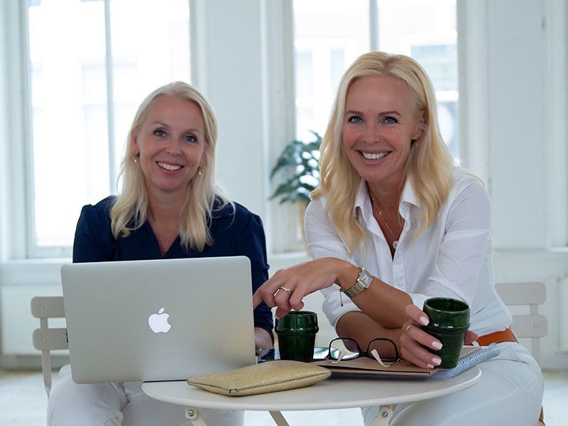 Jenifer en Denise van Shootz kijken in de camera