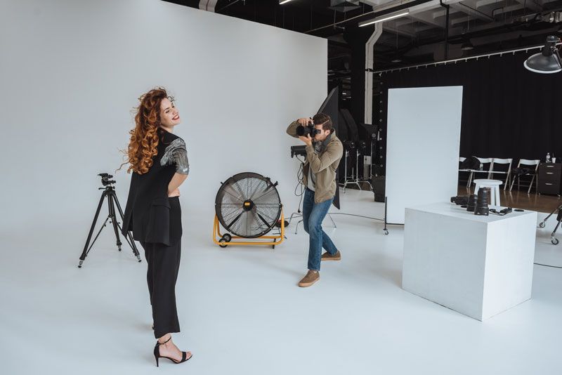 Fotograaf in studio fotografeert een vrouwelijk model van Shootz