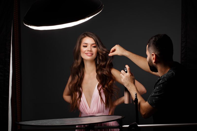 Een haarstylist werkt een model van Shootz bij op de fotoshoot