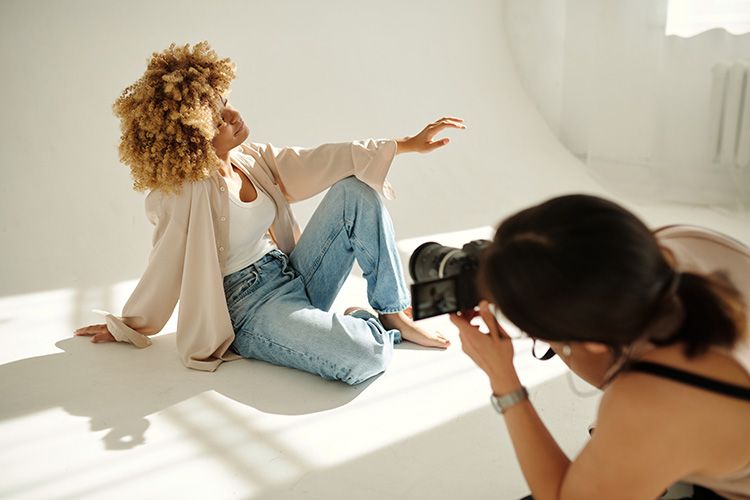 Jonge vrouw, model poseert voor fotograaf voor Shootz modellen en casting agency