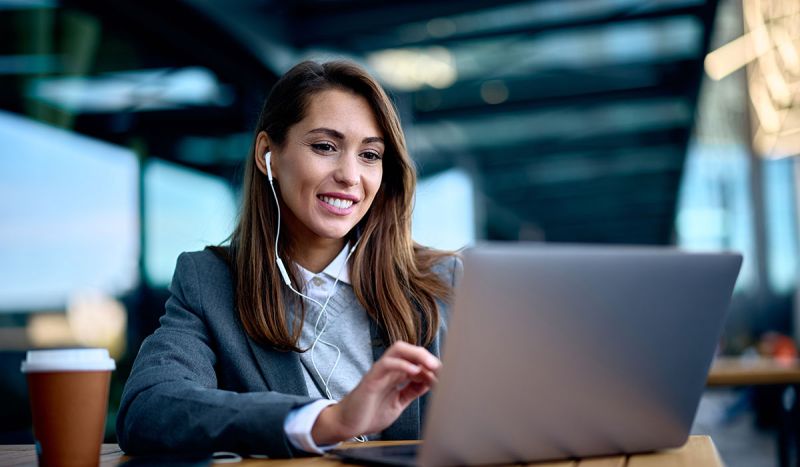 Vrouw achter laptop schrijft zich in op de website van Shootz